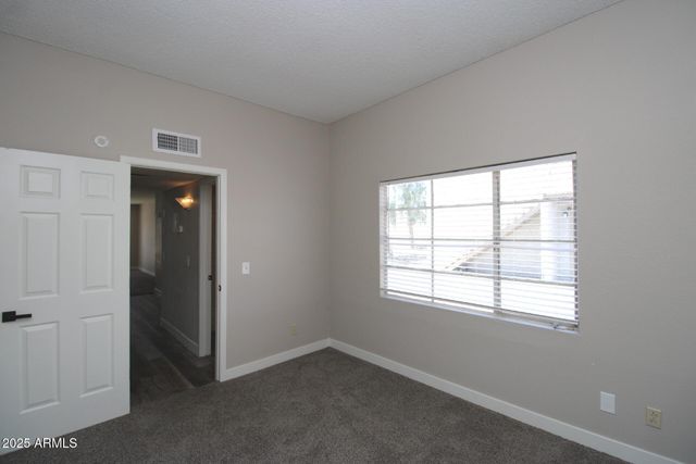 2807 E PARADISE Lane 102, Phoenix, AZ 85032