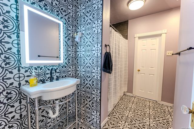 1819 W Woodlawn Ave, San Antonio, TX 78201