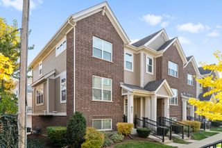 821 Lexington Circle E, Des Plaines, IL 60016