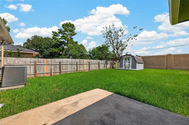 2714 S Brompton Drive, Pearland, TX 77584