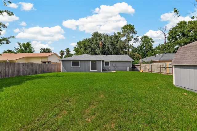 2714 S Brompton Drive, Pearland, TX 77584