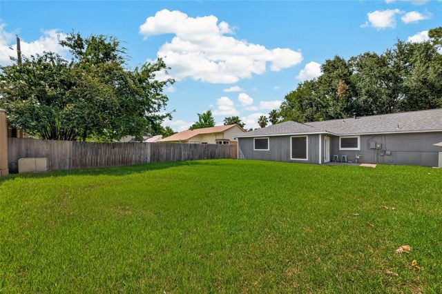 2714 S Brompton Drive, Pearland, TX 77584