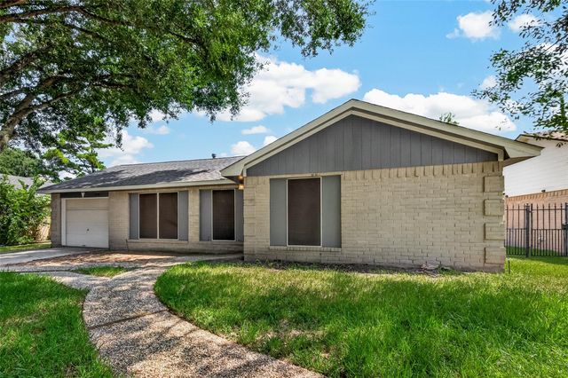 2714 S Brompton Drive, Pearland, TX 77584