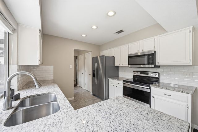408 Thorn Wood Drive, Euless, TX 76039