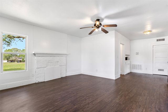 725 S Washington Avenue, Livingston, TX 77351