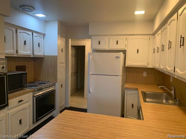 42160 Woodward Avenue Avenue 8, Bloomfield Hills, MI 48304