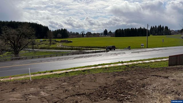 608 NE Kerns Dr, Dallas, OR 97338