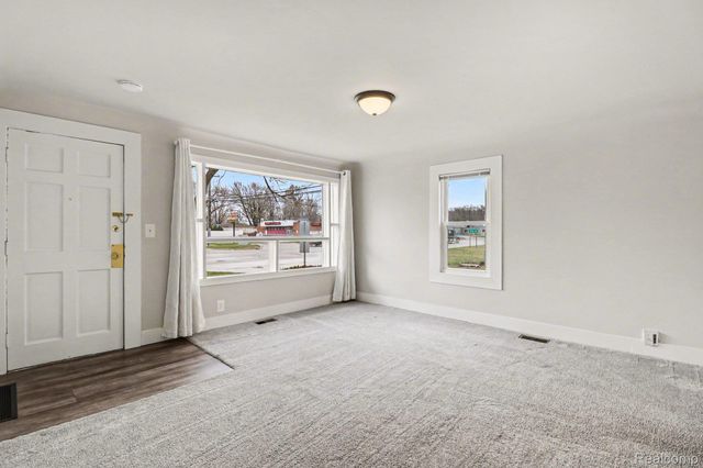 5825 N Newburgh Road, Westland, MI 48185