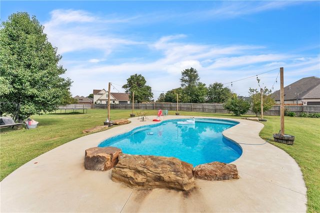 509 Waterfalls Court, Farmington, AR 72730