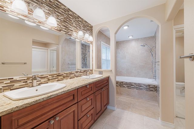 519 E Hillary Circle, Sugar Land, TX 77498
