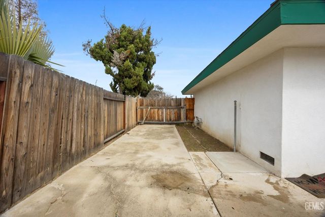 6009 Carter Avenue, Bakersfield, CA 93308