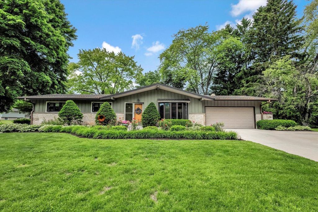 2105 Mt Kisco DRIVE, Elm Grove, WI 53122