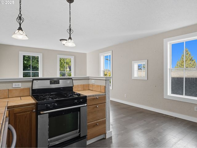 686 29TH St, Astoria, OR 97103