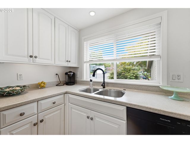 4437 Nw METOLIUS Ct, Portland, OR 97229
