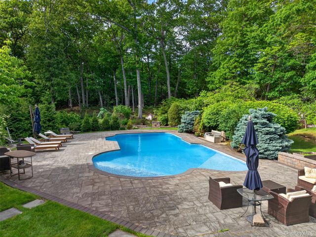 80 Tall Oak Crescent, Syosset, NY 11791