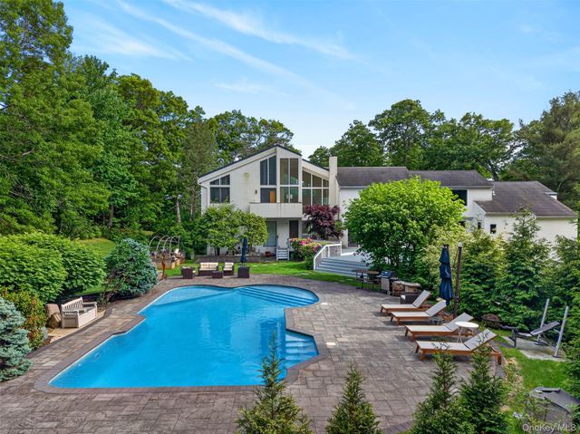 80 Tall Oak Crescent, Syosset, NY 11791