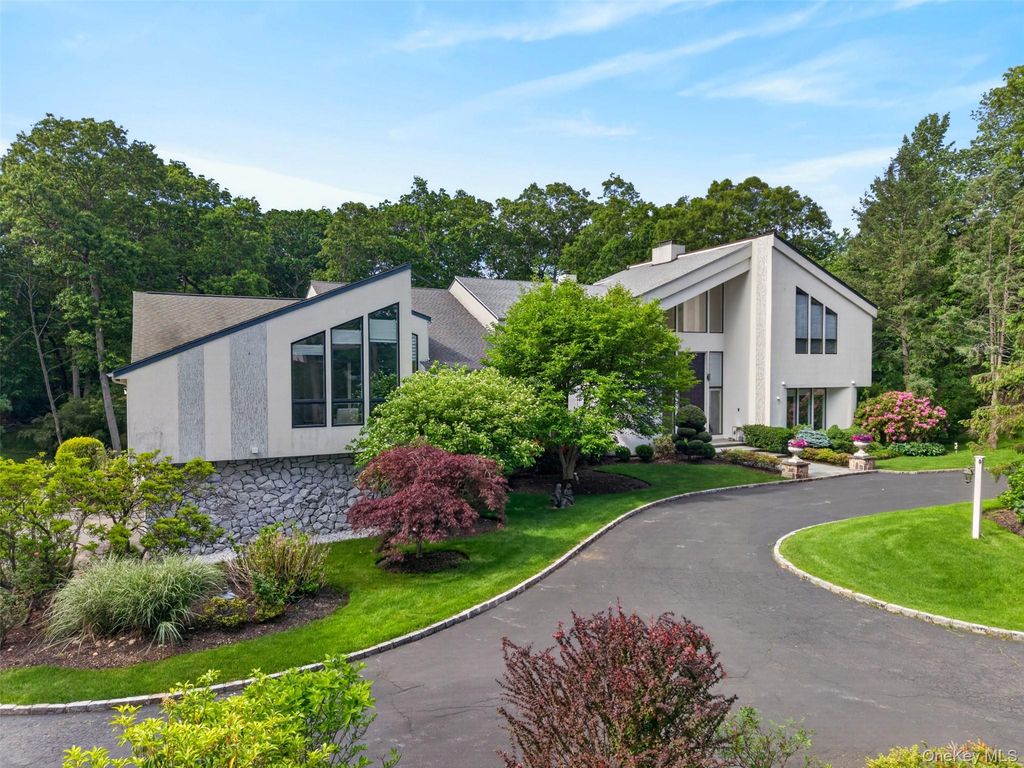80 Tall Oak Crescent, Syosset, NY 11791