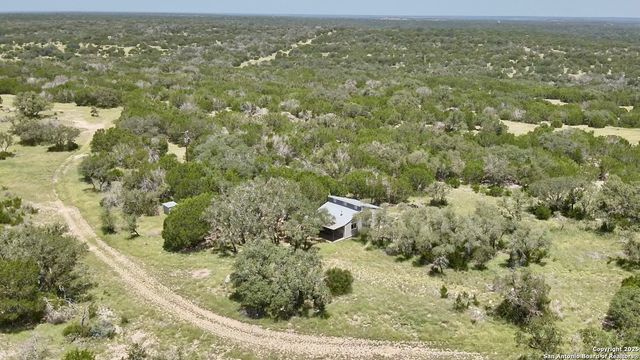 104 SD 14070, Rocksprings, TX 78880