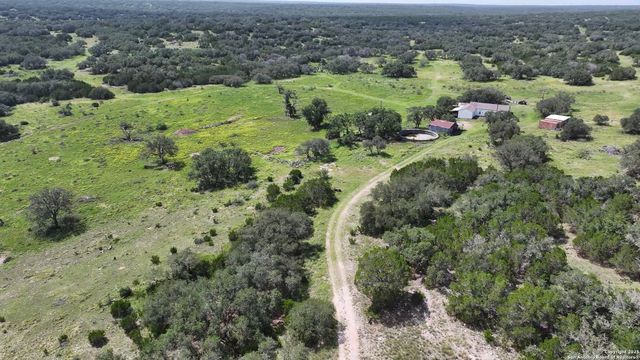 104 SD 14070, Rocksprings, TX 78880