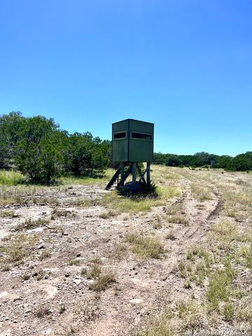 104 SD 14070, Rocksprings, TX 78880