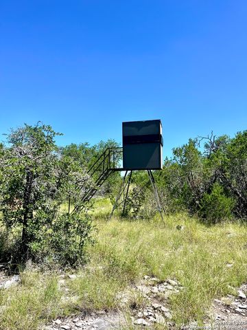 104 SD 14070, Rocksprings, TX 78880