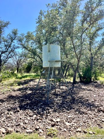 104 SD 14070, Rocksprings, TX 78880