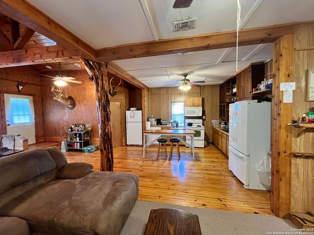 104 SD 14070, Rocksprings, TX 78880