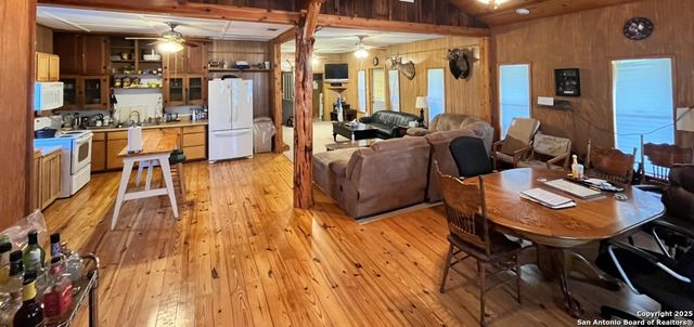 104 SD 14070, Rocksprings, TX 78880