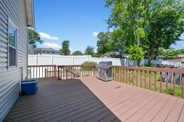 9 Pinedale Avenue, Farmingville, NY 11738