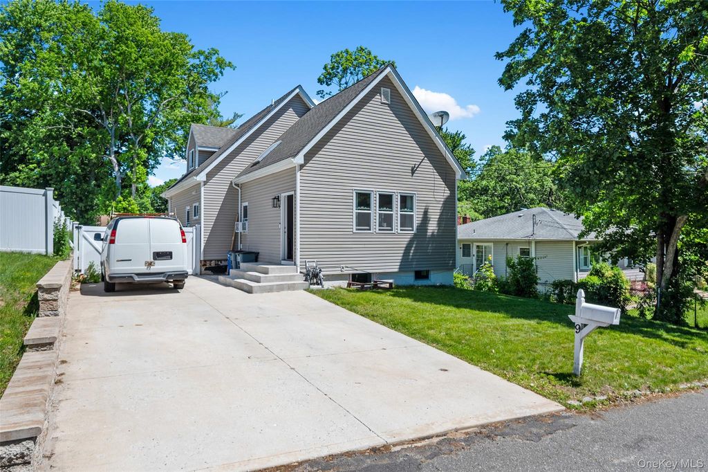 9 Pinedale Avenue, Farmingville, NY 11738