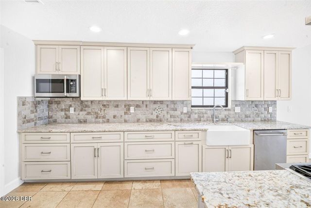 220 Country Circle Drive W, Port Orange, FL 32128