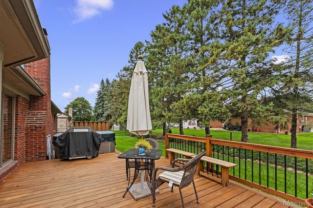 35875 Hawthorne Drive, Clinton Charter Township, MI 48035