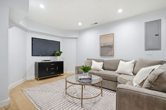 82 Willow Ave 1, Somerville, MA 02144