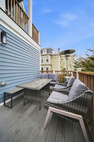 82 Willow Ave 1, Somerville, MA 02144