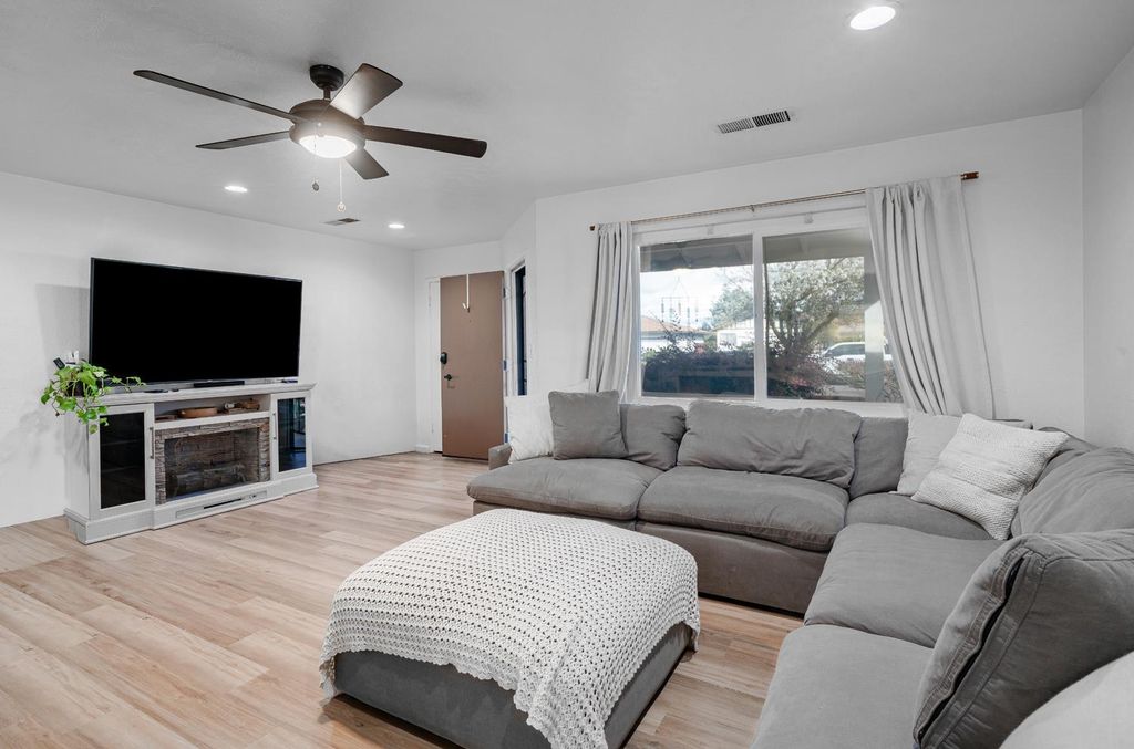 Image 11 of property listing at 716 Willis Avenue, Madera, CA 93637