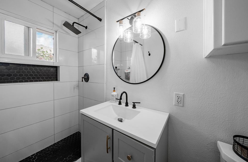 Image 13 of property listing at 716 Willis Avenue, Madera, CA 93637