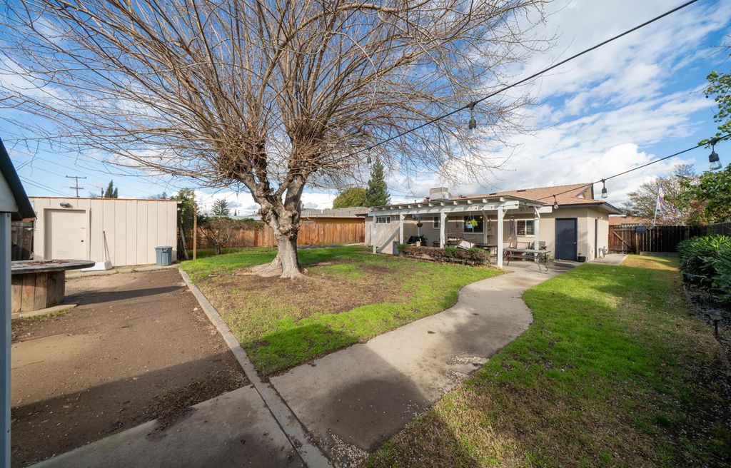 Image 18 of property listing at 716 Willis Avenue, Madera, CA 93637