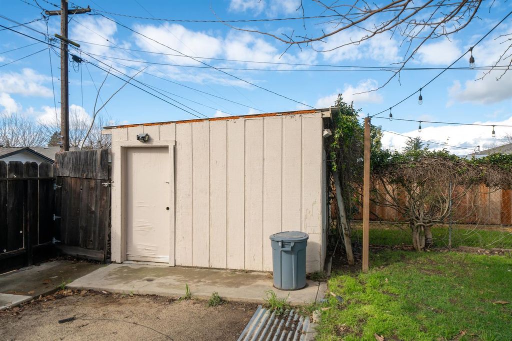 Image 19 of property listing at 716 Willis Avenue, Madera, CA 93637