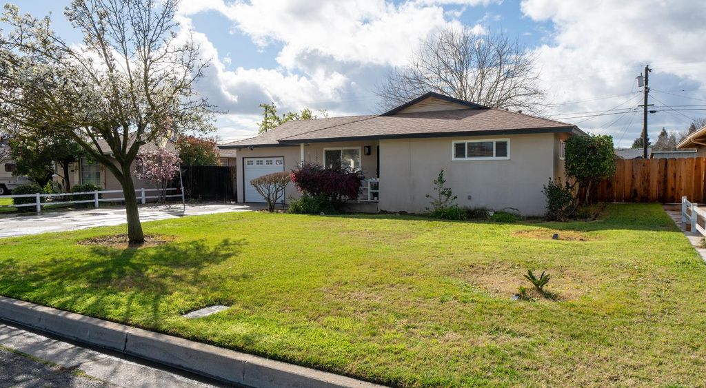 Image 2 of property listing at 716 Willis Avenue, Madera, CA 93637