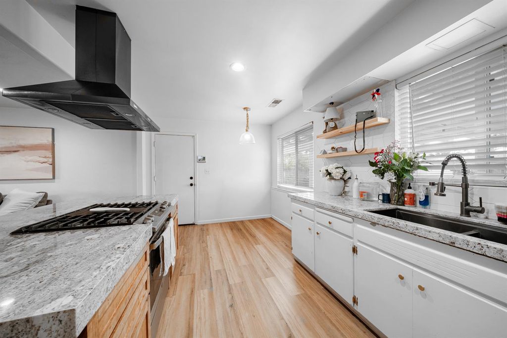 Image 8 of property listing at 716 Willis Avenue, Madera, CA 93637