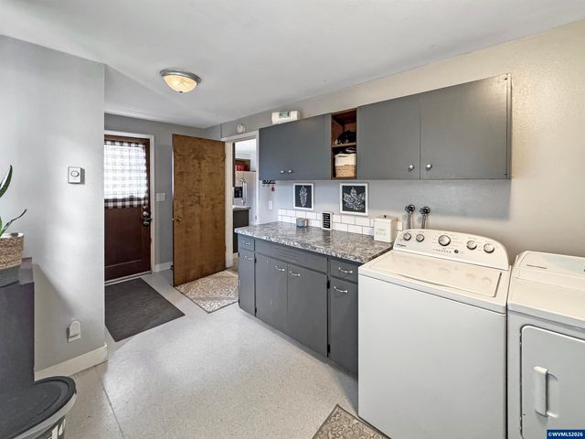 355 24th St SE, Salem, OR 97301