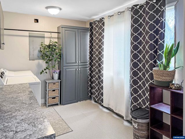 355 24th St SE, Salem, OR 97301