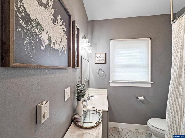 355 24th St SE, Salem, OR 97301