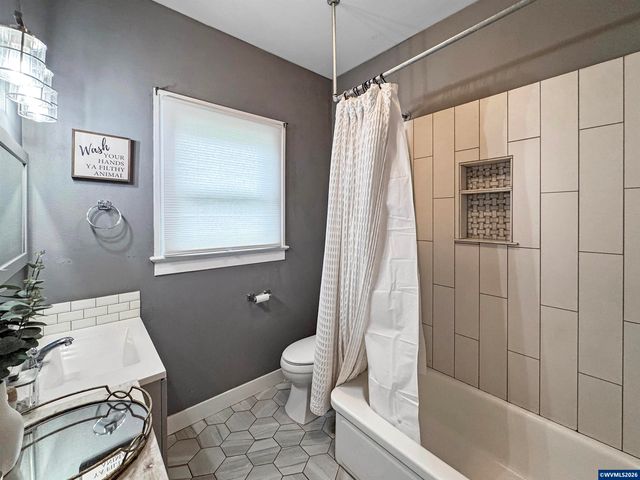 355 24th St SE, Salem, OR 97301