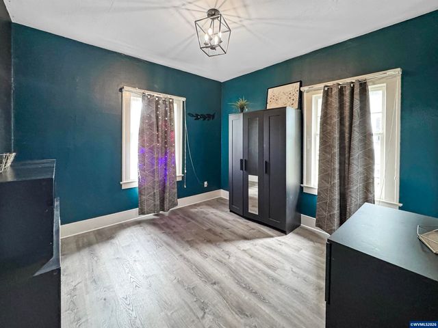 355 24th St SE, Salem, OR 97301