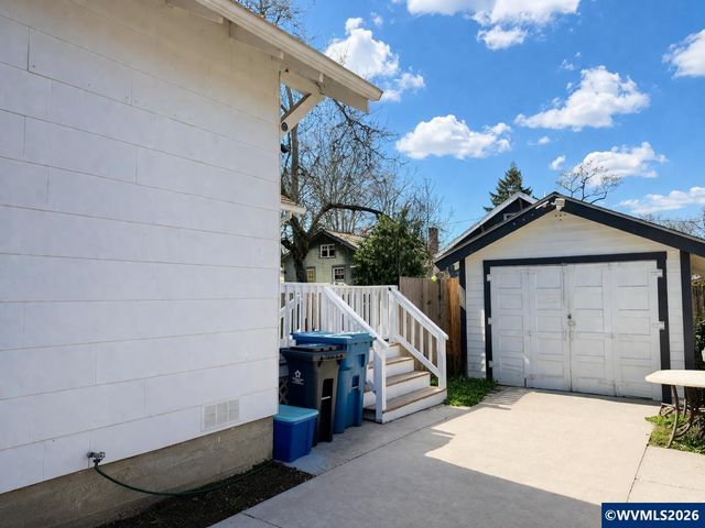 355 24th St SE, Salem, OR 97301