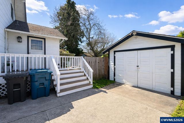 355 24th St SE, Salem, OR 97301