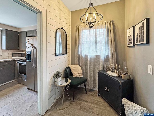 355 24th St SE, Salem, OR 97301