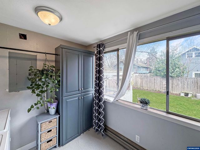 355 24th St SE, Salem, OR 97301