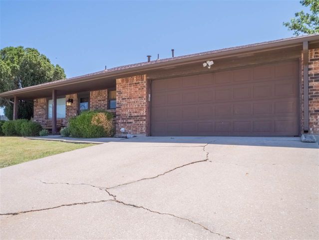 307 NE Skyline Circle, Lawton, OK 73507